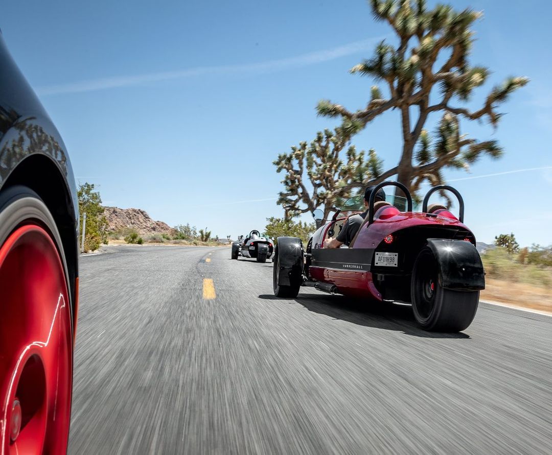 autocycles driving in the desert