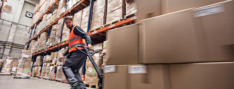 business shipper loading an ltl freight shipment